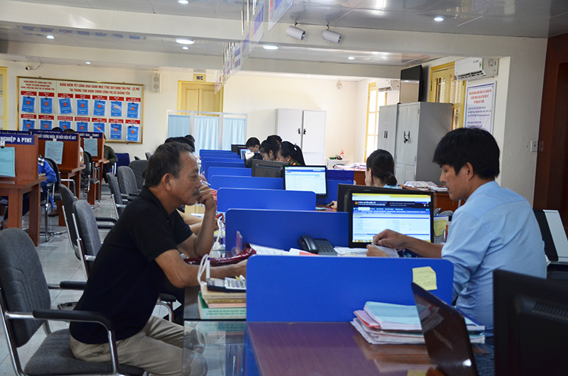 Cán bộ Trung tâm HCC TX Quảng Yên giải quyết TTHC cho người dân