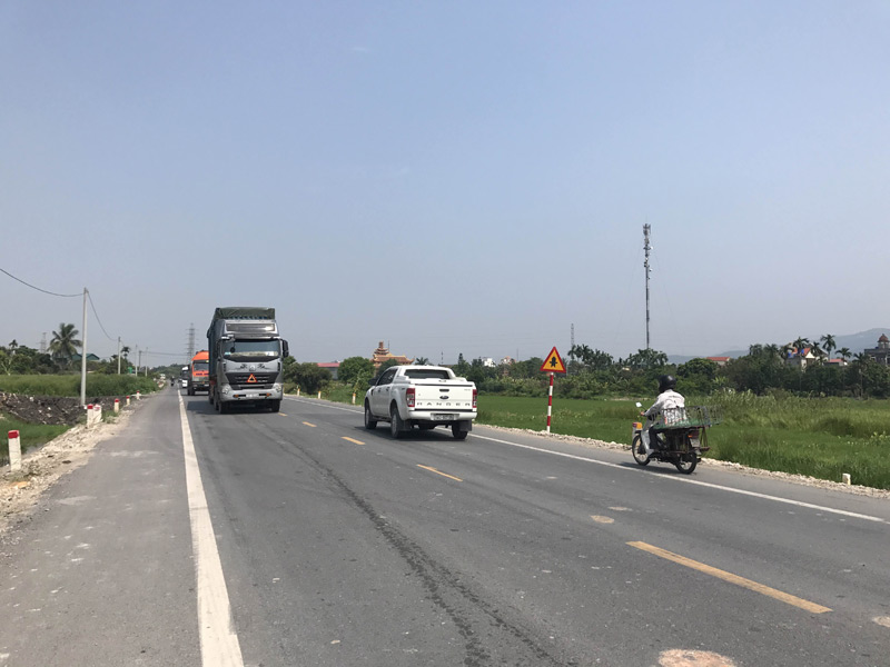 Diện tích mặt đường hẹp nhưng lưu lượng phương tiện có trọng tải lớn lưu thông qua đây rất đông 