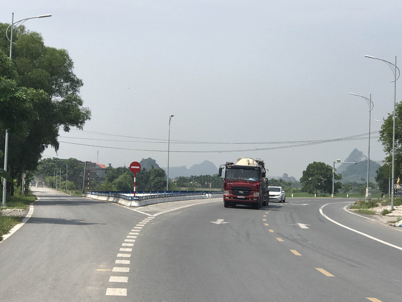 Nút giao thông đi vào xã Yên Đức luôn tiềm ẩn nguy cơ mất ATGT cao 