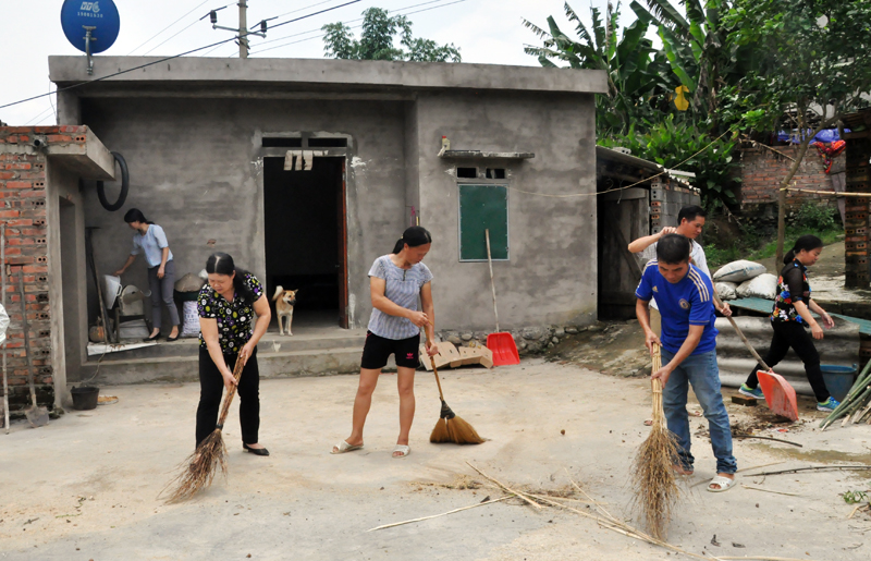 Khối dân vận xã Hoành Mô giúp đỡ, hướng dẫn các hộ dân thôn Pắc Pộc, xã Hoành Mô, huyện Bình Liêu dọn dẹp nhà cửa sạch đẹp, đảm bảo vệ sinh môi trường. 
