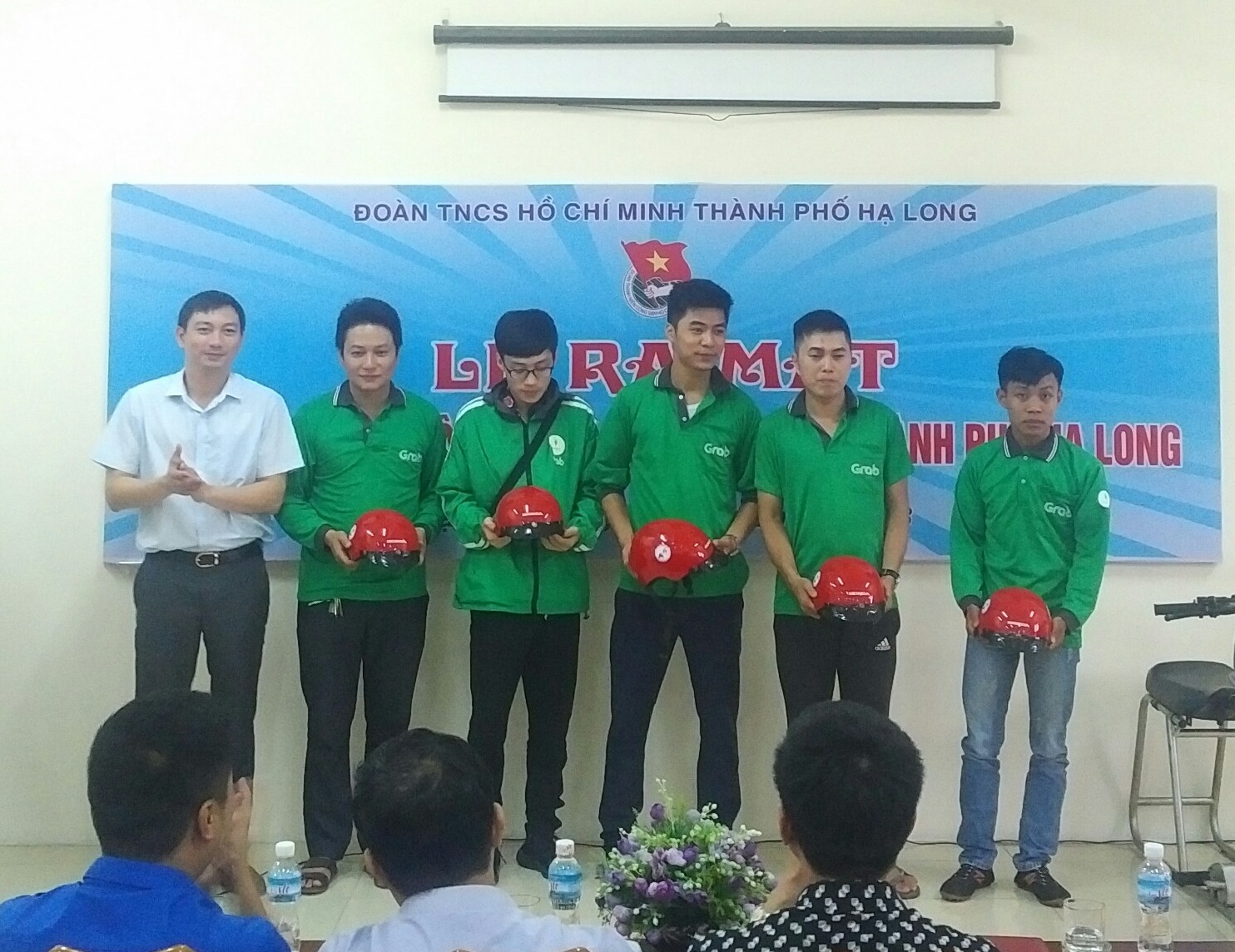 Đồng chí Lê Hùng Sơn, Bí thư Tỉnh Đoàn, trao mũ bảo hiểm cho CLB Xe mô tô phát triển du lịch TP Hạ Long.