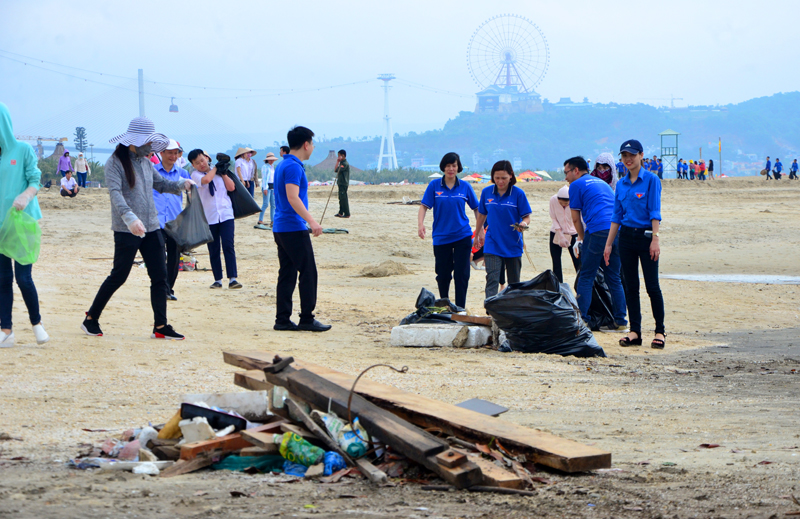 Các lực lượng tham thu gom rác thải tại Khu du lịch Bai Cháy. Ảnh: Tạ Quân