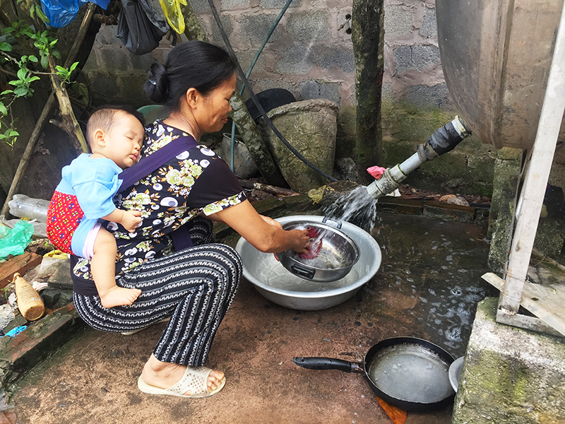 Gia đình bà Hà Thị Ngọc tự lấy nước ở các khe nhỏ gần nhà, nhưng cũng chỉ đủ phục vụ vào mùa mưa.