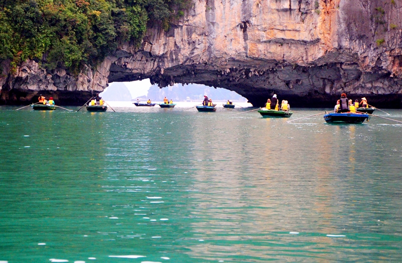 Du khách thích thú tham gia dịch vụ chèo thuyền nan trên vụng Vông Viêng