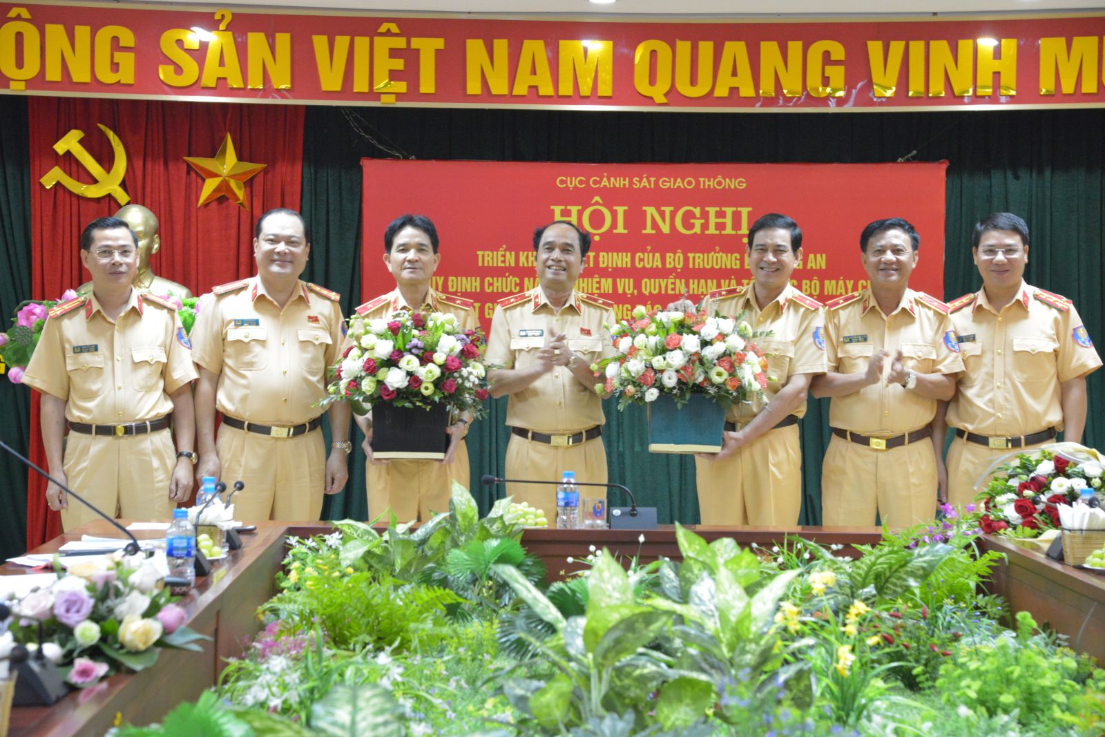 Lãnh đạo Cục Cảnh sát giao thông chúc mừng Thiếu tướng Trần Sơn Hà và Thiếu tướng Vũ Đỗ Anh Dũng. Ảnh Cục CSGT
