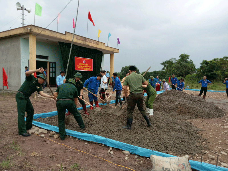 Cùng chung sức đổ bê tông sân nhà văn hóa thôn Tân Phú.