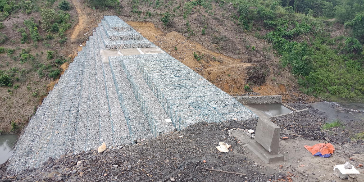 Công trình đập ngăn đất đá số 8 chân bãi thải Bằng Nâu, trị giá đầu tư hơn 13 tỷ đồng vừa được Công ty CP Than Cao Sơn thi công xong.