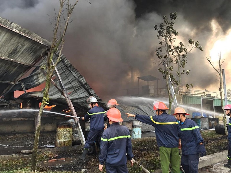Chữa cháy tại Công ty cổ phần Thông Quảng Ninh ngày 21/6/2018 (Ảnh: CS PCCC tỉnh).