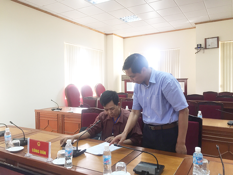 Đồng chí Phó Chủ tịch UBND tỉnh Vũ Văn Diện trao đổi nội dung vụ việc với công dân