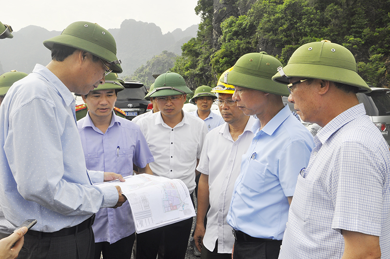 Đồng chí Nguyễn Văn Đọc kiểm tra bản đồ quy hoạch mặt bằng dự án Cụm cảng Km6.