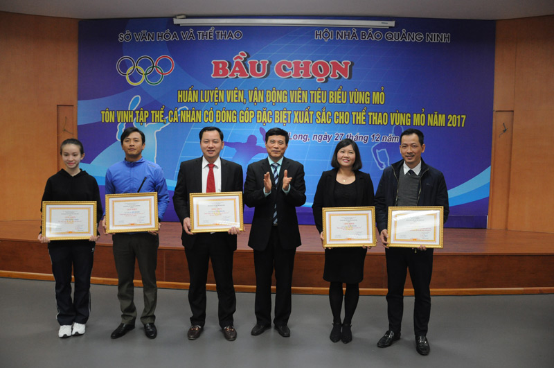 HLV Đỗ Văn Hiệu (thứ 2, trái sang) nhận danh hiệu HLV tiêu biểu Vùng mỏ năm 2017.