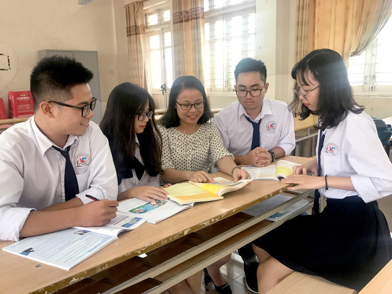 Cô Trương Thị Thu Hường giảng bài cho học sinh.