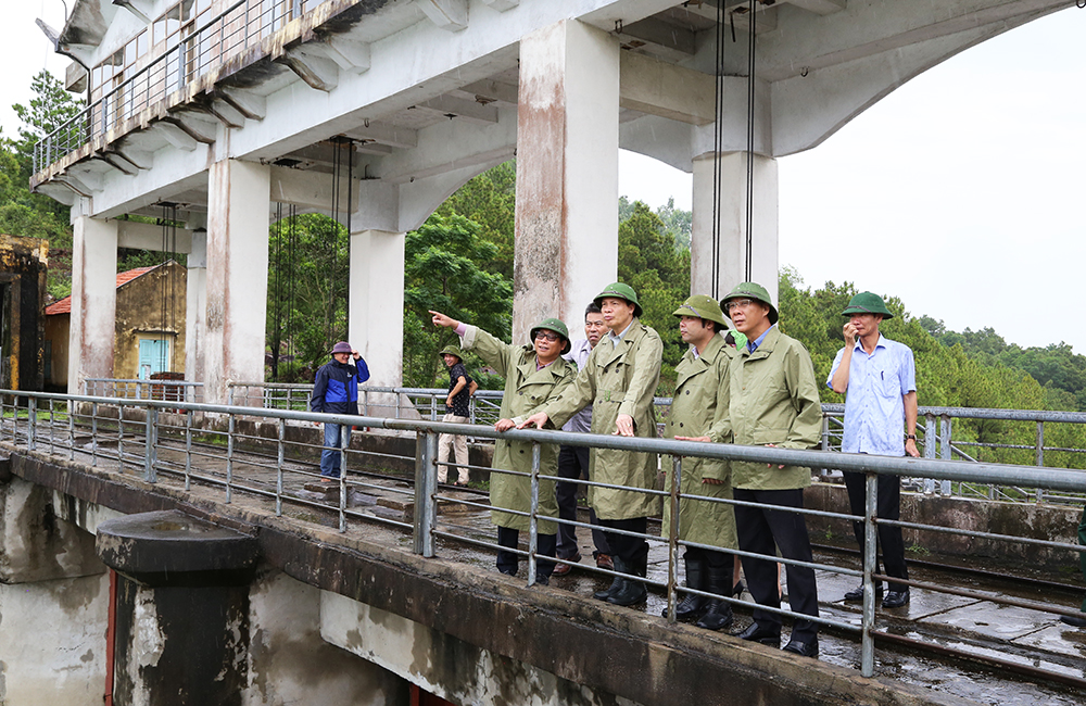 Đồng chí Nguyễn Đức Long, Phó Bí thư Tinh ủy, Chủ tịch UBND tỉnh, kiểm tra  công tác xả nước tại Hồ Yên Lập.