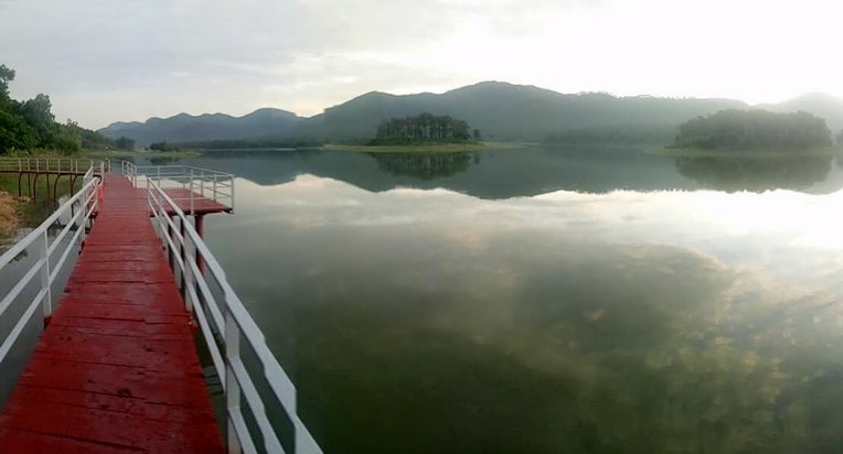 Cầu tình yêu ở hồ Yên Trung