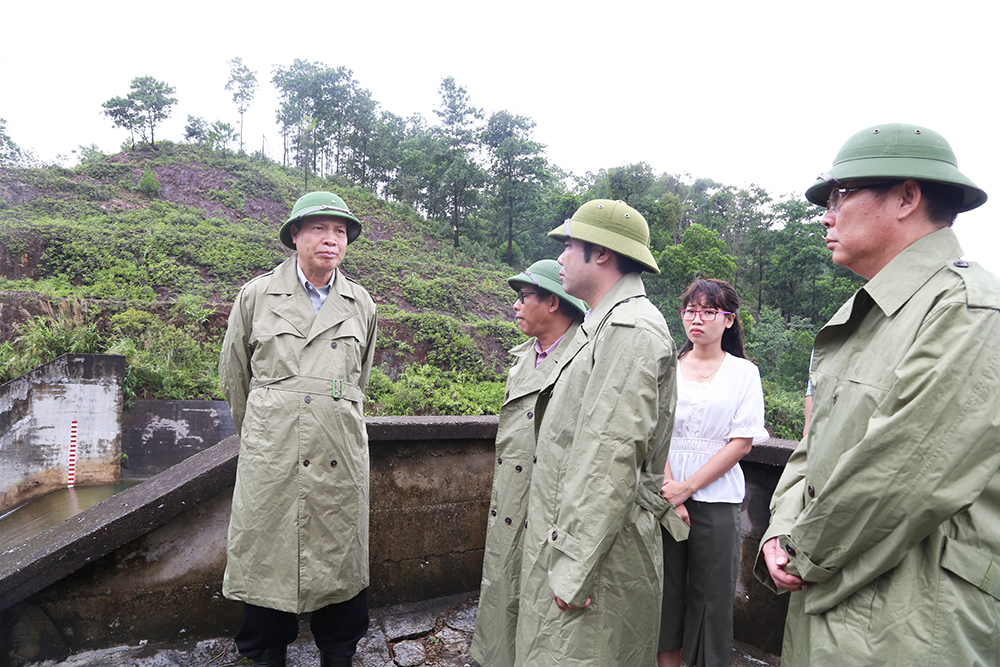 Đồng chí Nguyễn Đức Long, Phó Bí thư Tinh ủy, Chủ tịch UBND tỉnh, kiểm tra  công tác xả nước tại Hồ Cao Vân.