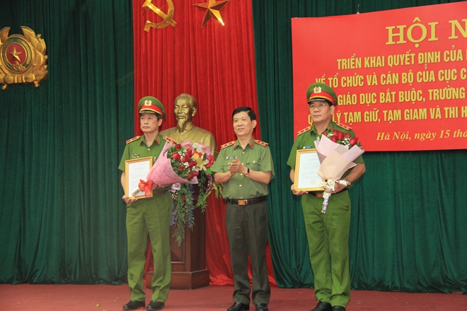 Thứ trưởng Nguyễn Văn Sơn trao quyết định của Bộ trưởng Bộ Công an cho 2 đồng chí Cục trưởng C10 và C11. Ảnh CAND