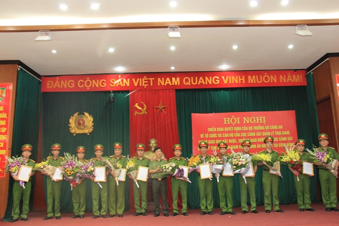 Thứ tưởng Nguyễn Văn Sơn trao Quyết định của Bộ trưởng Bộ Công an cho các đồng chí Phó Cục trưởng Cục C10. Ảnh CAND