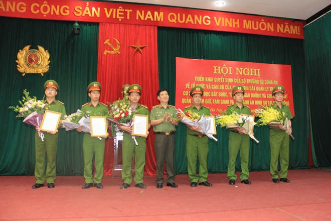 Thứ trưởng Nguyễn Văn Sơn trao Quyết định của Bộ trưởng Bộ Công an cho các đồng chí Phó cục trưởng cục C11. Ảnh CAND
