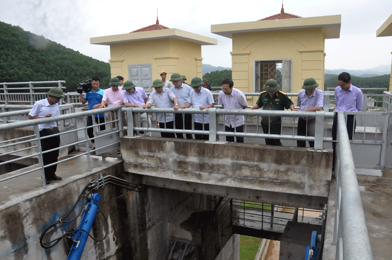 Đồng chí Phó Chủ tịch Thường trực UBND kiểm tra hồ chứa nước Khe Cát (Tiên Yên).