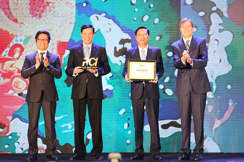 Lãnh đạo tỉnh Quảng Ninh nhận Cúp chứng nhận đứng thứ nhất chỉ số PCI năm 2017. Ảnh: Đỗ Phương
