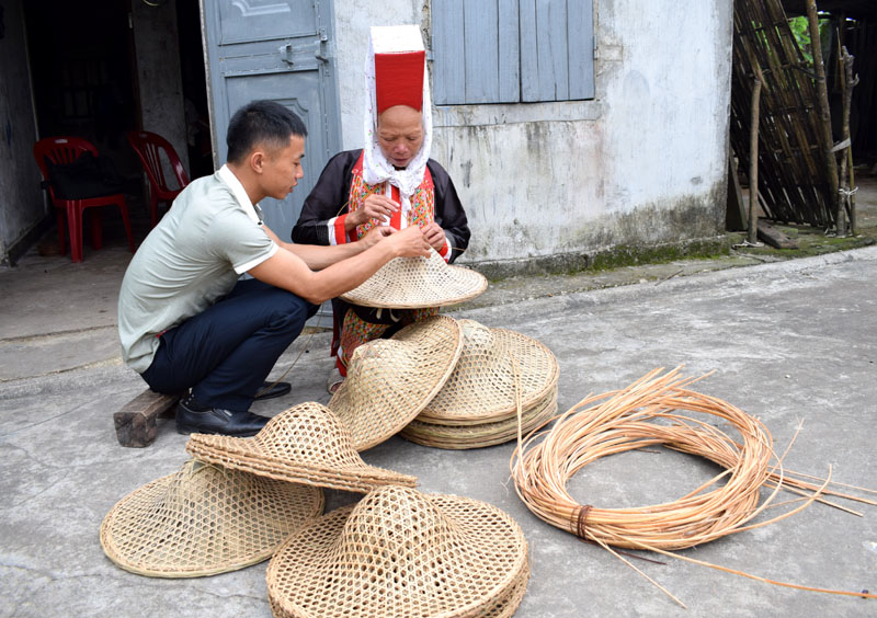 Nghề làm nón bước đầu đã tạo việc làm cho nhiều hộ gia đình ở xã Quảng An