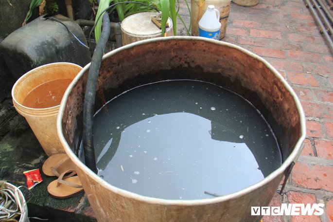 Nước bẩn đen kịt được bơm lên từ kênh mương nhằm phục vụ cho quá trình chế biến miến. 