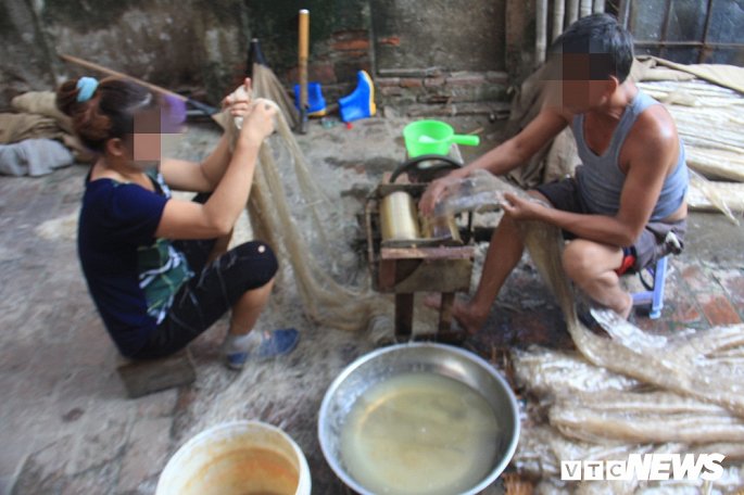 Cự Đà được xem là một trong những làng nghề truyền thống lâu đời nhất ở Việt Nam. Tuy nhiên, quy trình sản xuất miến ở một số hộ dân nơi đây hoàn toàn thủ công và không tuân theo tiêu chuẩn an toàn vệ sinh thực phẩm.