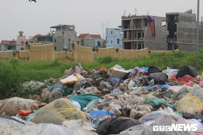  Ngay cạnh bãi rác khổng lồ bốc mùi hôi thối bu đầy ruồi nhặng là nơi phơi miến của người dân làng Cự Đà (xã Cự Khê, huyện Thanh Oai, Hà Nội), làng nghề làm miến nổi tiếng ở miền Bắc. 
