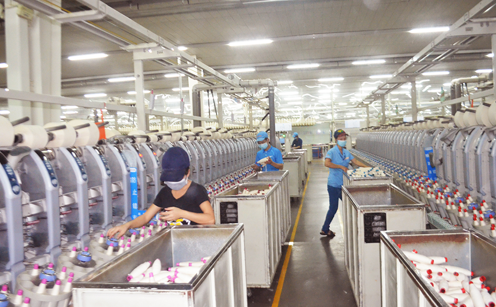 Sản xuất sợi tại Công ty TNHH Khoa học Kỹ thuật Texhong Ngân Long (KCN Hải Yên, TP Móng Cái).
