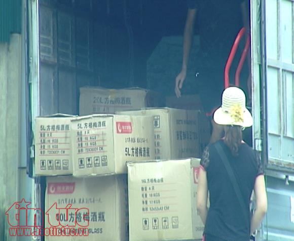 Xe tải chở đầy thùng gốm Trung Quốc vào làng gốm Bát Tràng