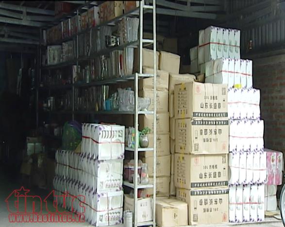 Những thùng gốm, sứ Trung Quốc xếp đầy trong kho một cửa hàng tại Bát Tràng.