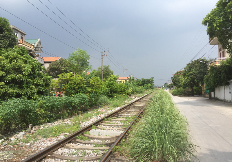 Tuyến đường sát Kép-Hạ Long chạy qua khu Vĩnh Trung, phường Mạo Khê (TX Đông Triều) trước khi vào Ga Mạo Khê thời điểm này chỉ đón 1 chuyến tàu/ tuần.