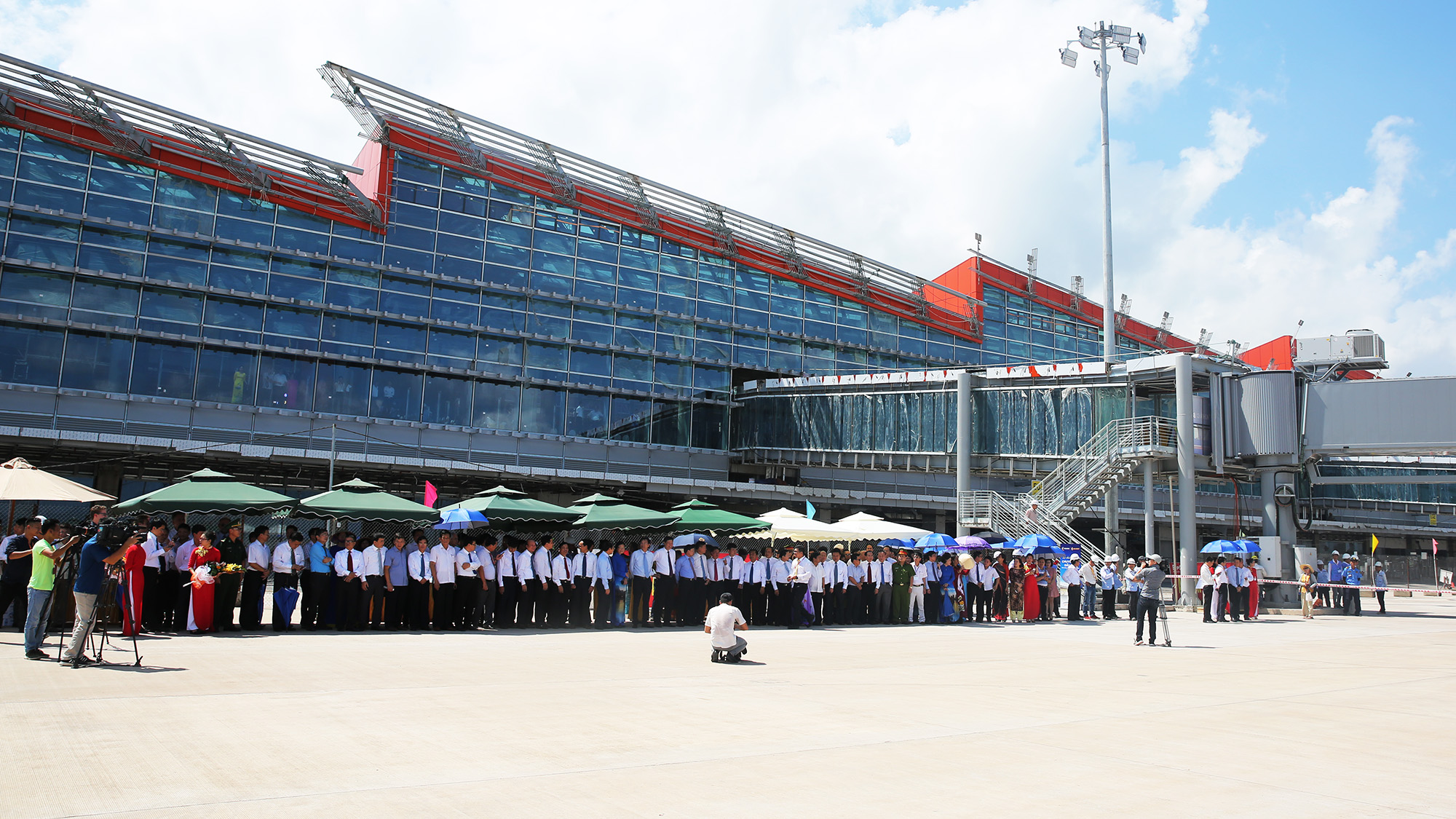 Lãnh đạo và nhân dân Quảng Ninh vui mừng đón chuyến bay đầu tiên đáp xuống sân bay Vân Đồn (tháng 7/2018). Ảnh: Đỗ Phương