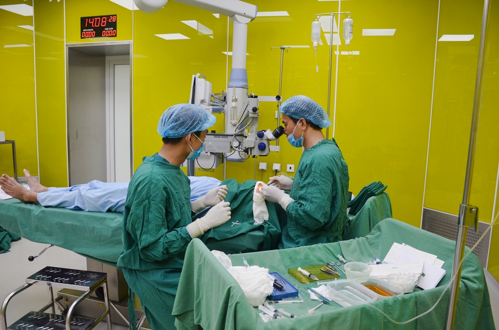 Thực hiện phẫu thuật Phaco cho bệnh nhân bị đục tinh thể tại Trung tâm Y tế TX Quảng Yên