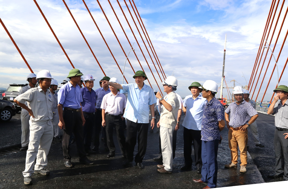 Đồng chí Nguyễn Đức Long, Phó Bí thư Tỉnh ủy, Chủ tịch UBND tỉnh, kiểm tra công tác thi công cầu Bạch Đằng.