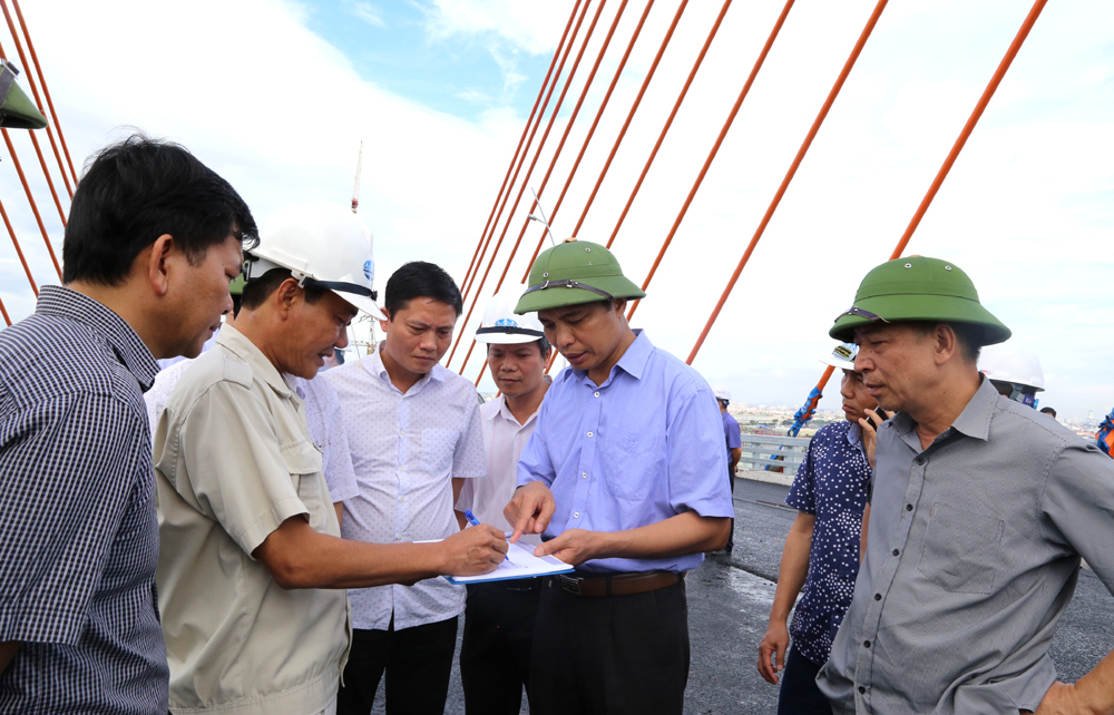 Đồng chí Vũ Văn Diện, Phó Chủ tịch UBND tỉnh, chỉ đạo công tác chuẩn bị lễ khánh thành cầu Bạch Đằng.