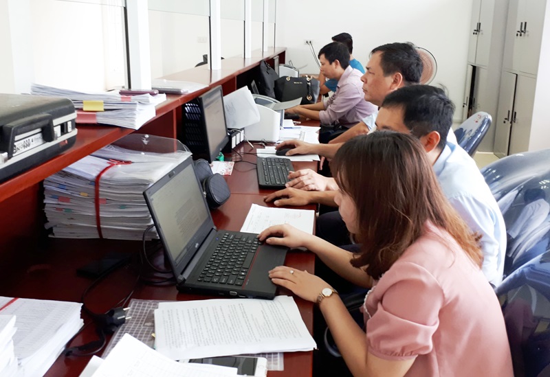 BHXH tỉnh kiểm tra thực hiện công tác thu tại BHXH huyện Cô Tô.