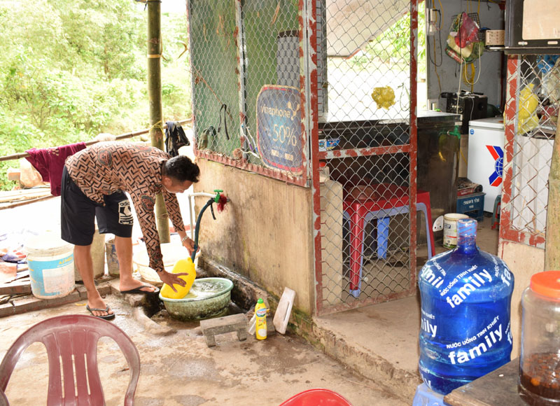 Gia dình anh Vũ Văn Toàn, thôn Làng Ngang làm dịch vụ nhưng luôn đầy đủ nước hợp vệ sinh