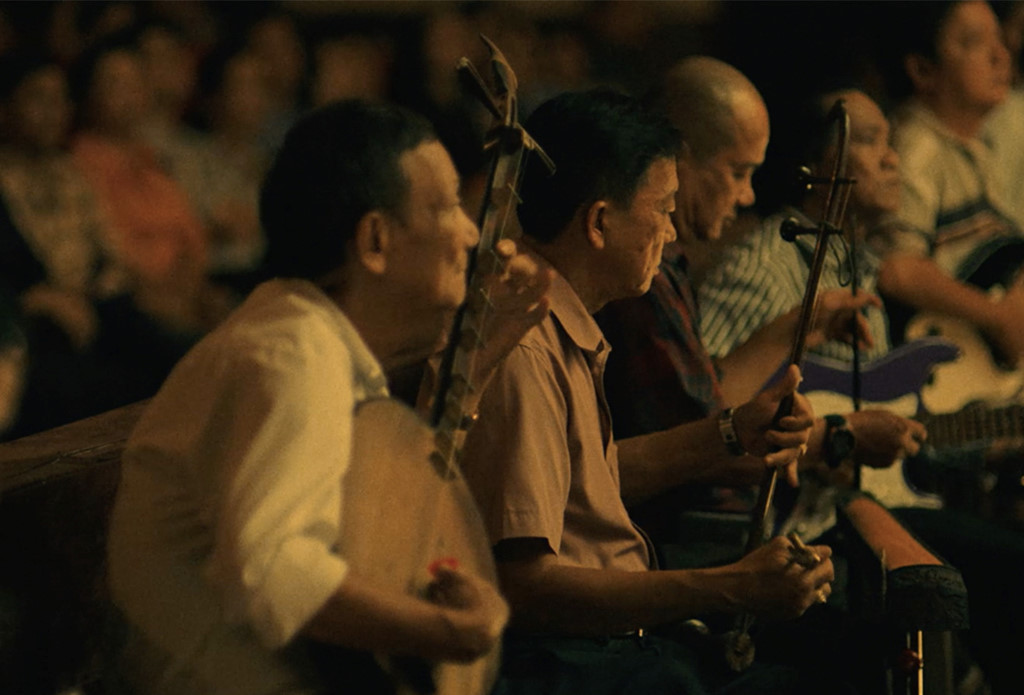 Bầu không khí thập niên 1980 của Sài Gòn được tái hiện qua nhiều chi tiết khác nhau, chứ không chỉ dừng lại ở cải lương.