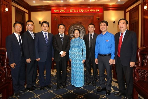 胡志明市市委副书记武氏蓉与中国共青团中央高级代表团合影（图片来源：越通社）