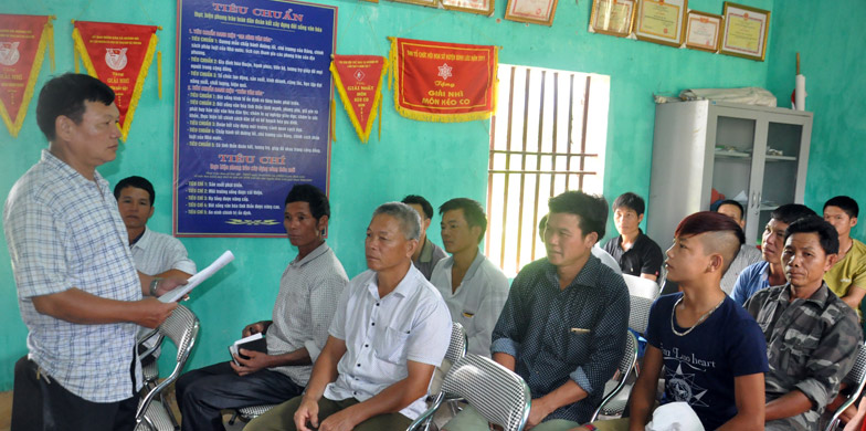 Cán bộ thôn Pắc Pộc, xã Hoành Mô tuyên truyền công tác phát triển đảng viên trên địa bàn thôn. Ảnh: Lưu Linh