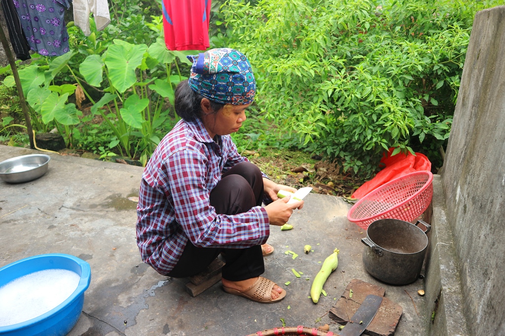 Chị Nguyễn Thị Lưu, con gái út bà Trần Thị Thiện, chỉ có thể phụ giúp mẹ một số công việc nhẹ trong nhà