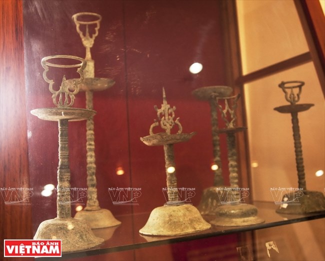 Các loại đèn dầu bằng đồng Champa, thế kỷ XIII-XVIII. (Nguồn: Báo ảnh Việt Nam)