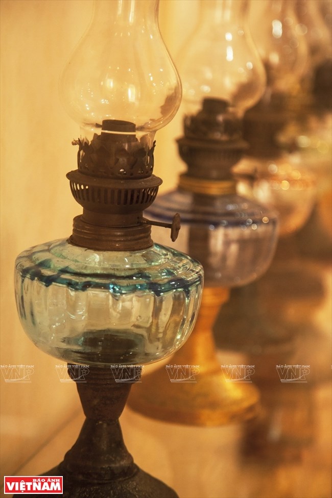 Đèn dầu thủy tinh được dùng nhiều ở thể kỷ XX. (Nguồn: Báo ảnh Việt Nam)