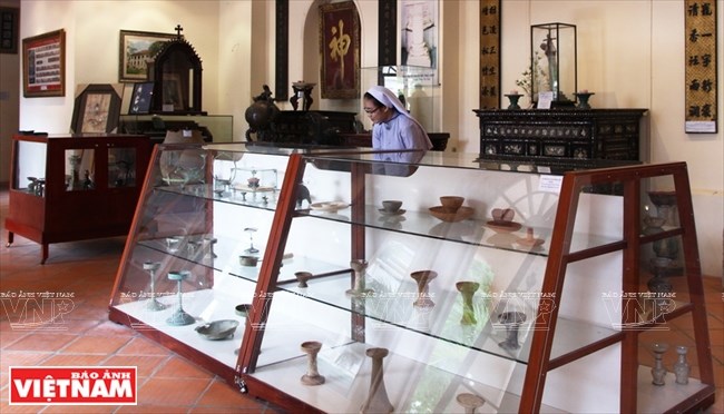 Triển lãm 'Đèn dầu Việt Nam' cũng có những chiếc đèn thuộc nền văn hóa Óc Eo, Sa Huỳnh, giúp khách tham quan hiểu thêm về những đặc trưng văn hóa của các nền văn hóa này. (Nguồn: Báo ảnh Việt Nam)