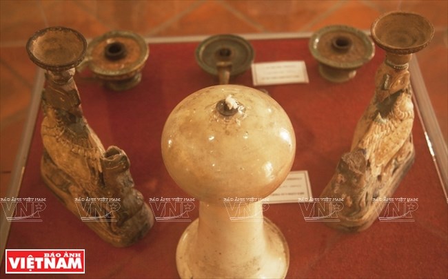 Góc trưng bày các loại đèn dầu bằng gốm Nam Bộ (Lái Thiêu, Biên Hòa), thế kỷ XIX-XX. (Nguồn: Báo ảnh Việt Nam)
