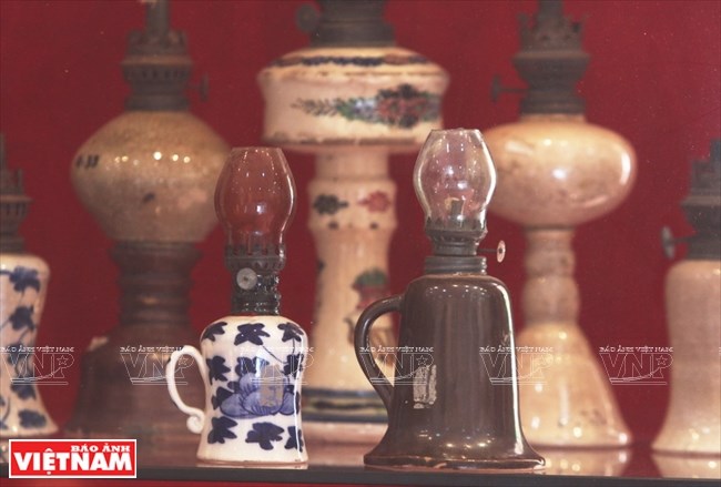 Các loại đèn dầu làm bằng gốm được tráng men nhiều màu sắc, hoa văn rất đa dạng. (Nguồn: Báo ảnh Việt Nam)