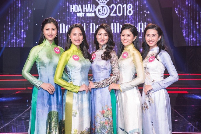 Ngọc Bích (ngoài cùng bên trái) cùng các thí sinh Hoa hậu Việt Nam 2018.