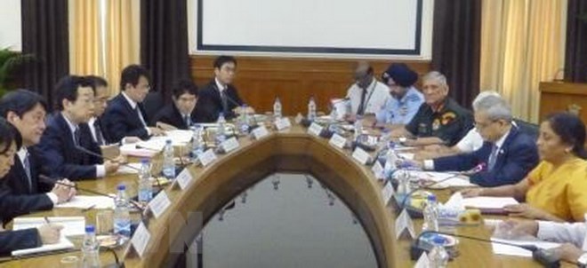 Bộ trưởng Quốc phòng Nhật Bản Itsunori Onodera (thứ 2, trái) và người đồng cấp Ấn Độ Nirmala Sitharaman (phải) tại cuộc họp ở New Delhi ngày 20/8. (Nguồn: Kyodo/TTXVN)