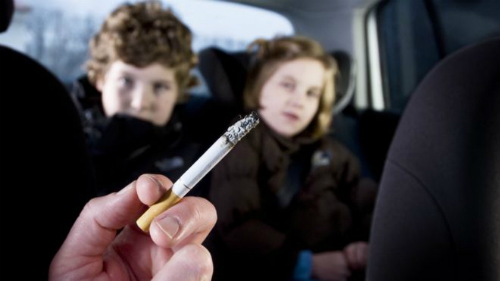 Tiếp xúc với khói thuốc khiến trẻ em đối mặt với hàng loạt vấn đề sức khỏe, tăng nguy cơ tử vong lúc trưởng thành. Ảnh: BBC.